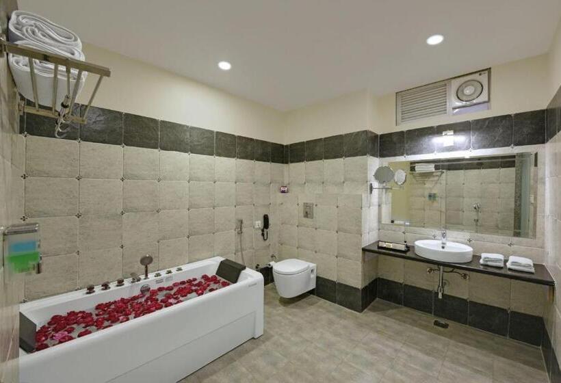 Suite with Hot Tub, The Rising