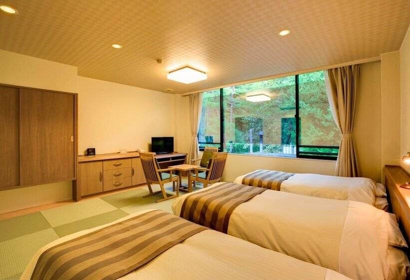 חדר סטנדרט לשלושה, Nikko Toshogu Koyoen