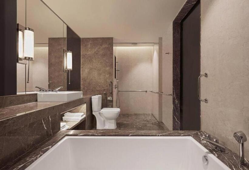 이그제큐티브 룸 킹사이즈 침대, Renaissance Bengaluru Race Course