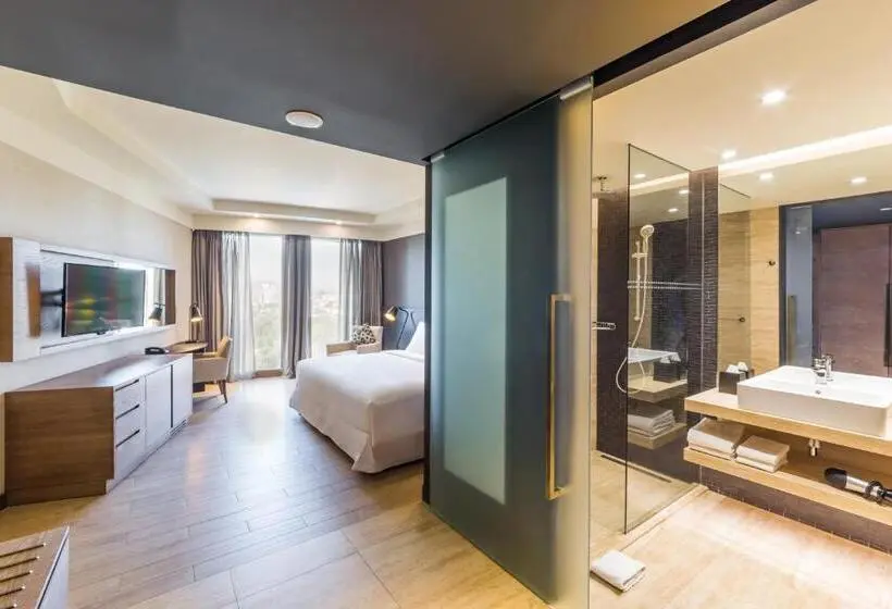 اتاق اجرایی با تخت بزرگ, Radisson Collection Hotel Bamako