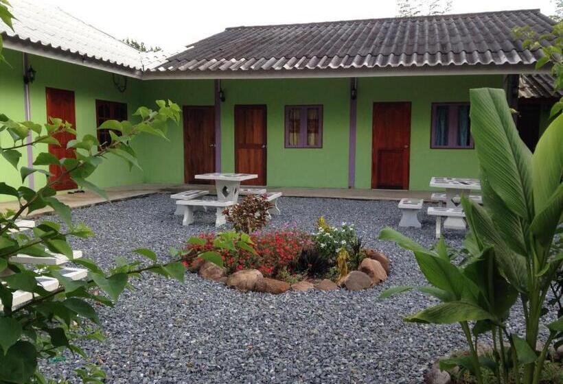 اتاق استاندارد چهار تخته, Areeya Resort