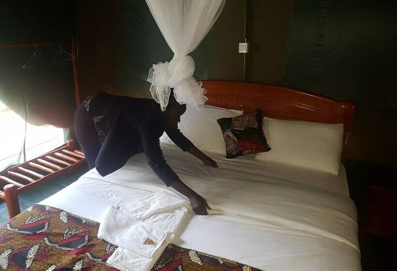 چادر با خدمات رفاهی استاندارد, Hawk S Eye Lodge Bunyonyi