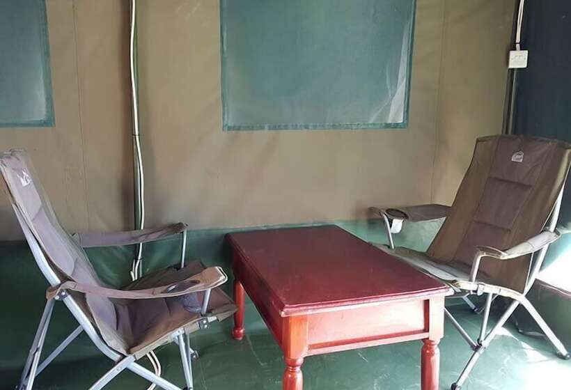 چادر با خدمات رفاهی استاندارد, Hawk S Eye Lodge Bunyonyi