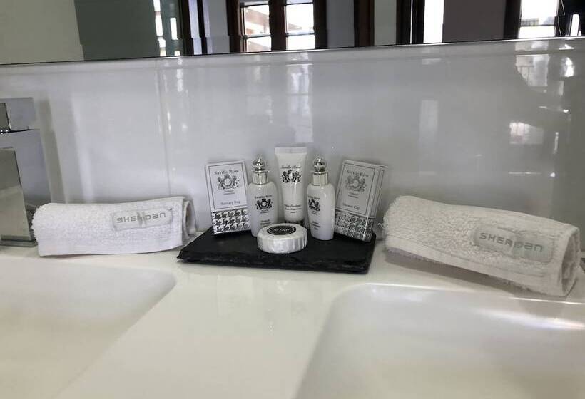 Люкс Повышенной Комфортности, Fairway Manor Accomodation