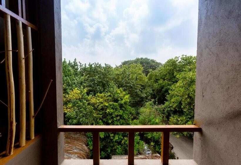 سوییت با چشم‌انداز باغ, West Sands