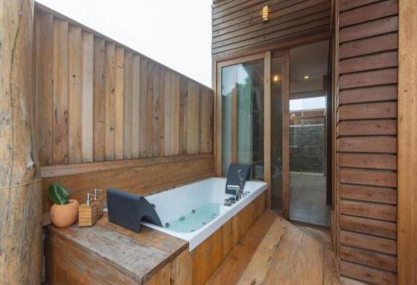 سوئیت با وان آب گرم, West Sands