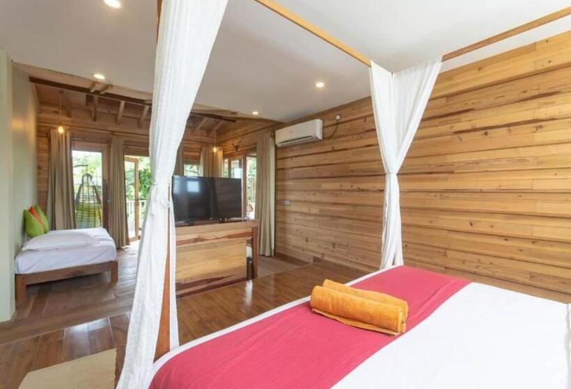 سوئیت با وان آب گرم, West Sands