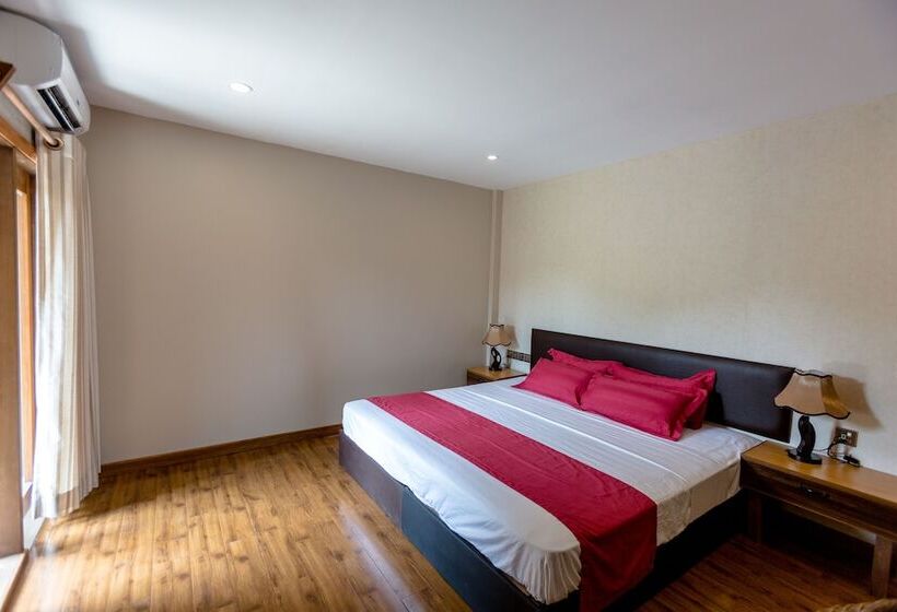 سوییت با چشم‌انداز باغ, West Sands