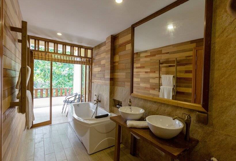 سوییت با چشم‌انداز دریا, West Sands