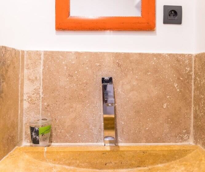 Номер Стандарт, Le Mas Des Roches à Velaux