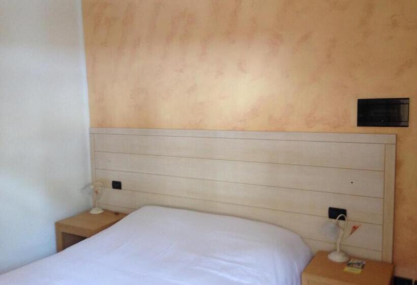 غرفة قياسية, De La Tour