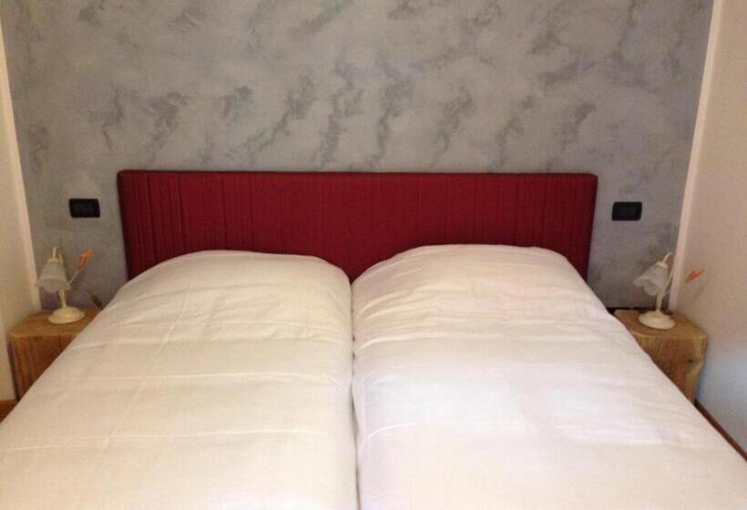 شقة غرفة واحدة, De La Tour