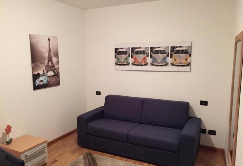 شقة غرفة واحدة, De La Tour