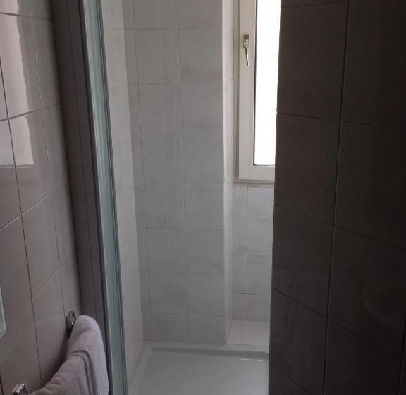 غرفة قياسية مع حمام خارجي, De La Tour