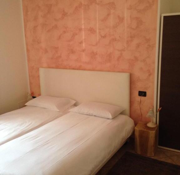 غرفة قياسية مع حمام خارجي, De La Tour