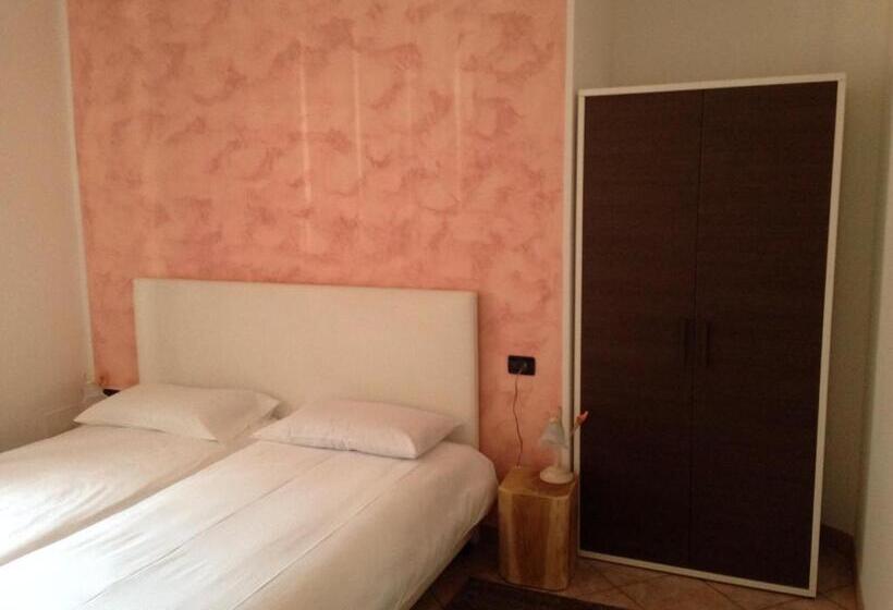 غرفة قياسية مع حمام خارجي, De La Tour