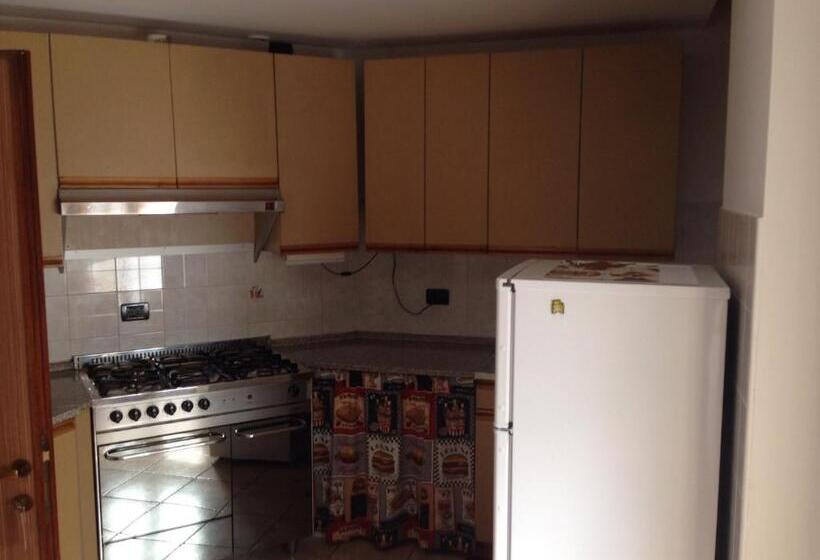 شقة غرفتين نوم مزودة بشُرفة, De La Tour