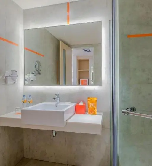 اتاق استاندارد با چشم‌انداز استخر, Harris Resort Barelang Batam