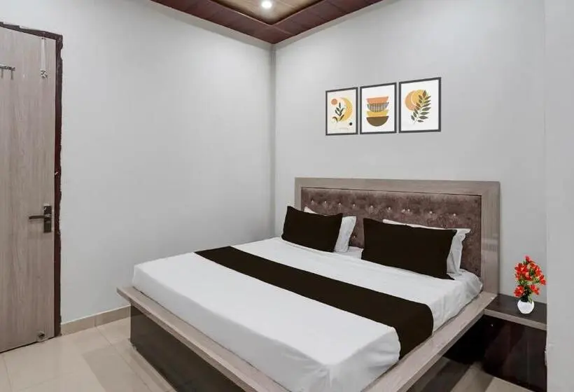Standard Kolmen Hengen Huone Parveke, Townhouse Oak Char Dham Vrindavan