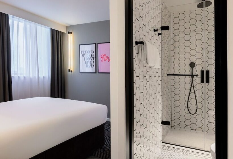 Номер Deluxe, Assembly Leicester Square