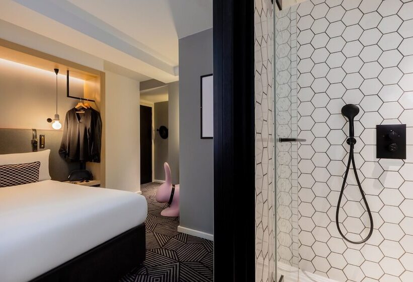 Номер Deluxe, Assembly Leicester Square