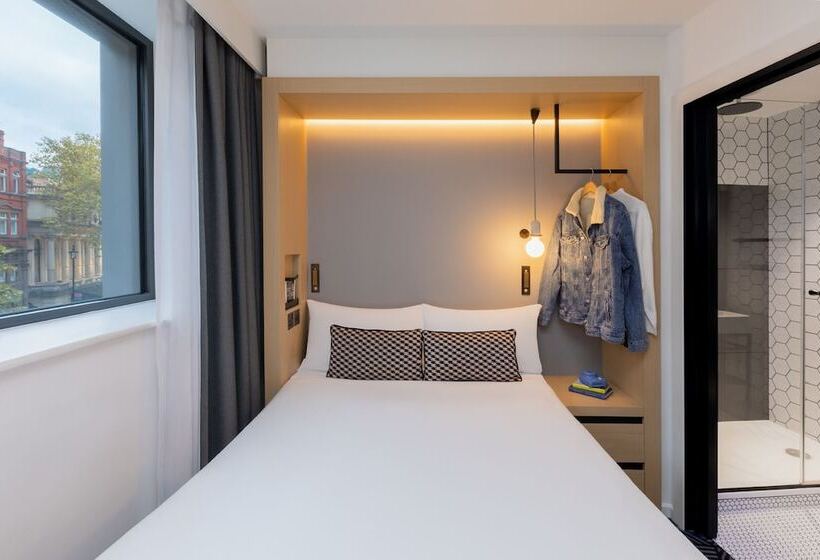 Номер Deluxe, Assembly Leicester Square