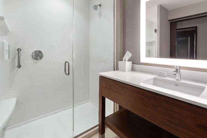 اتاق استاندارد با تخت بزرگ, Hampton Inn Nashville Airport Century Place, Tn