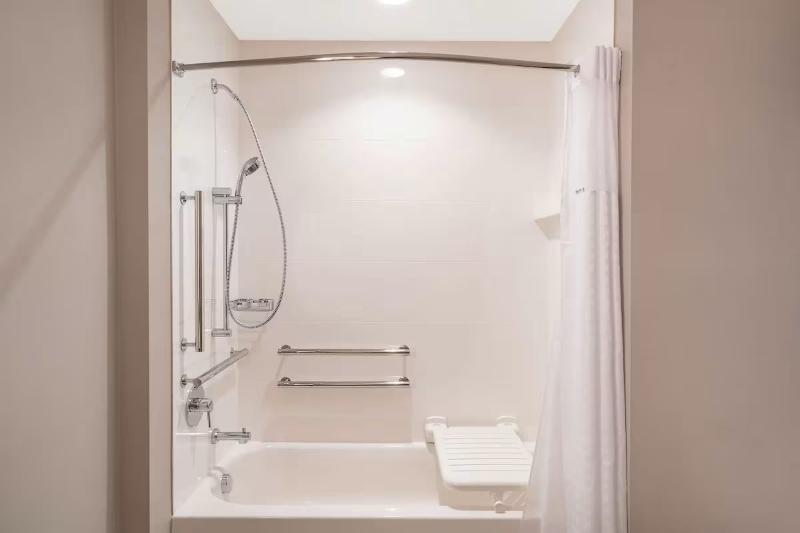 Quarto Estandar Cama King para Deficientes Físicos, Hampton Inn Nashville Airport Century Place, Tn
