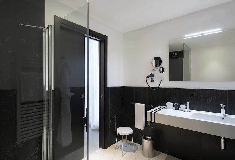 غرفة ديلوكس, J Hotel