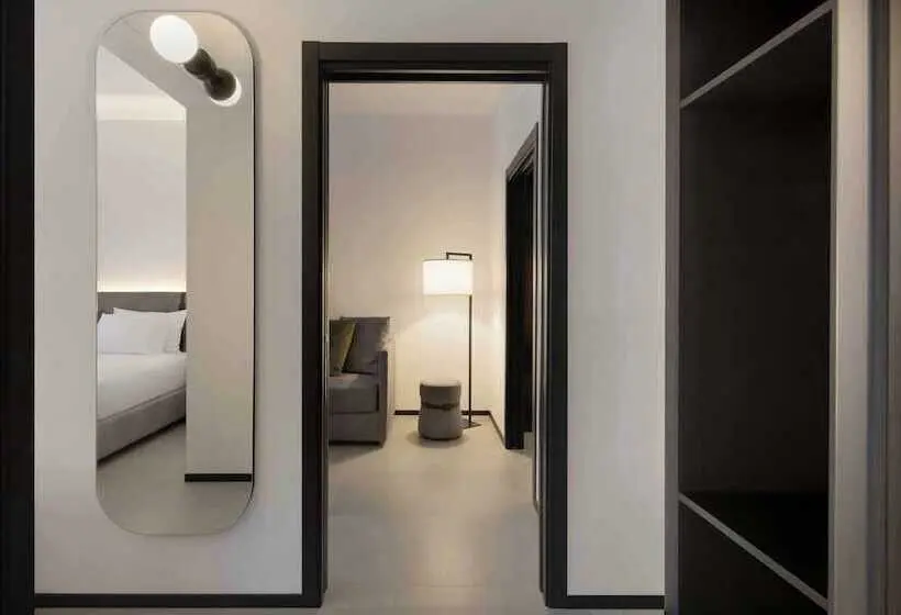 سوییت خانوادگی, J Hotel