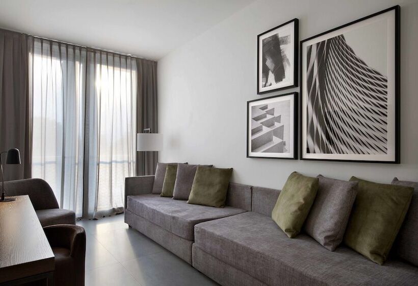 جناح عائلي, J Hotel