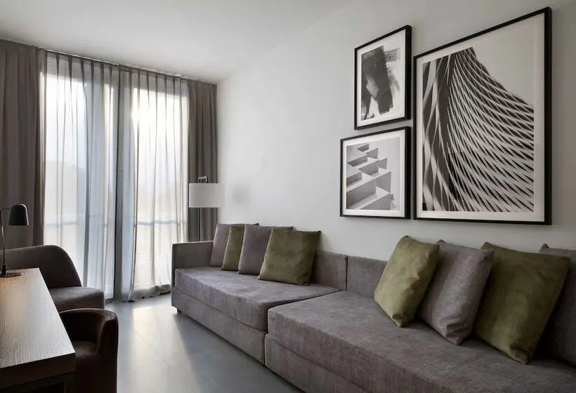 سوییت خانوادگی, J Hotel