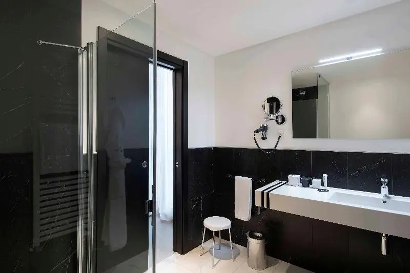 اتاق لوکس, J Hotel
