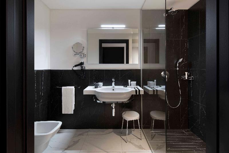 غرفة تنفيذية, J Hotel