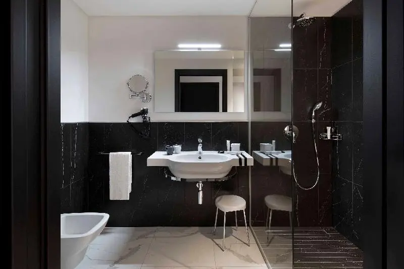 اتاق اجرایی, J Hotel