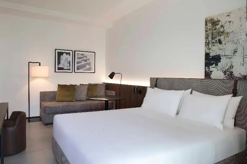 اتاق اجرایی, J Hotel