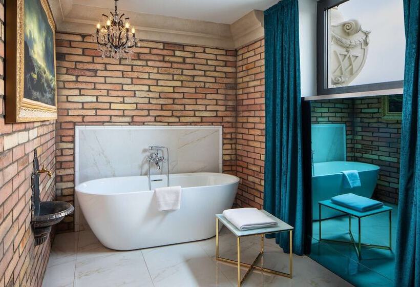 סוויטה, Mystery Hotel Budapest