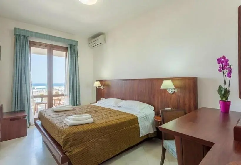 اتاق استاندارد با چشم‌انداز دریا, Albergo Auralba