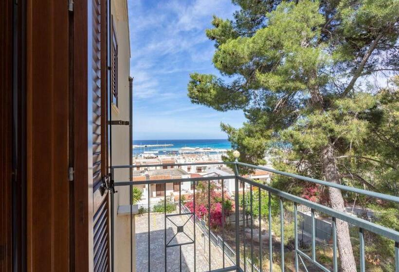 标准三人间, Albergo Auralba