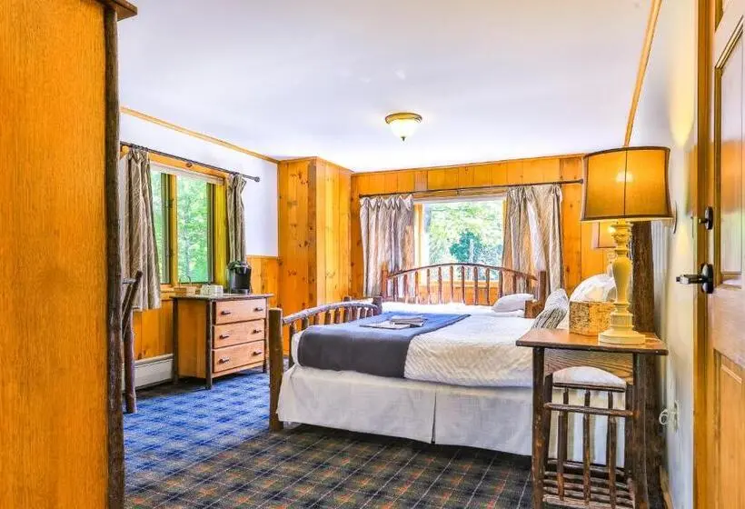 庭の見えるスタンダードトリプルルーム, Garnet Hill Lodge
