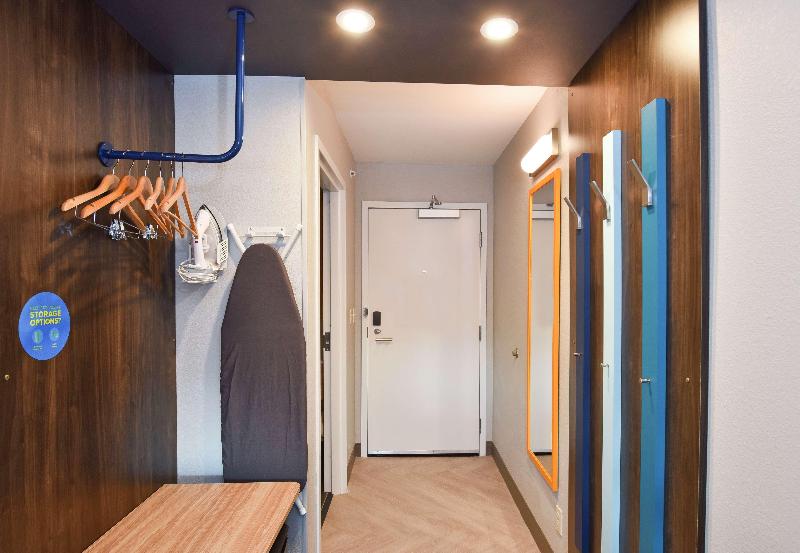 キングサイズベッドのスタンダードルーム, Tru By Hilton Lawrence