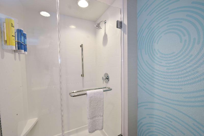 キングサイズベッドのスタンダードルーム, Tru By Hilton Lawrence