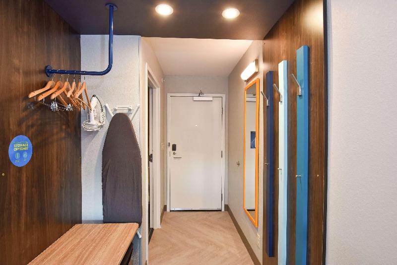 キングサイズベッドのスタンダードルーム, Tru By Hilton Lawrence