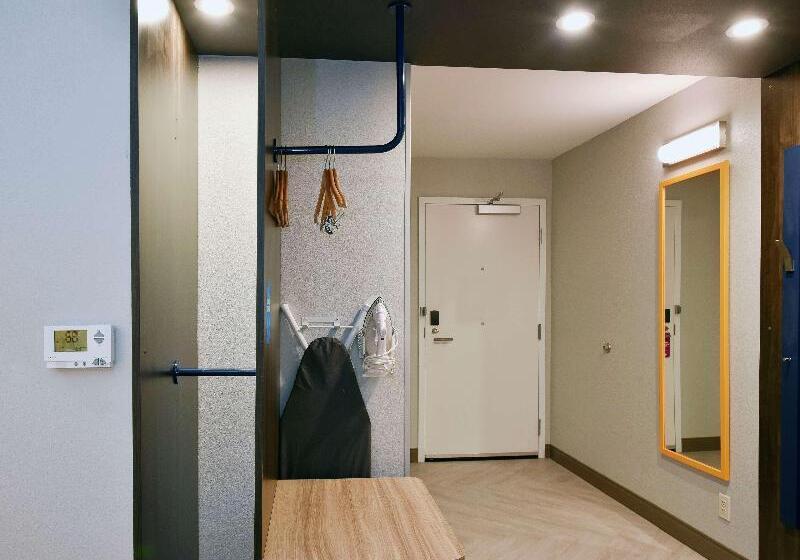 キングサイズベッドのスタンダードルーム, Tru By Hilton Lawrence