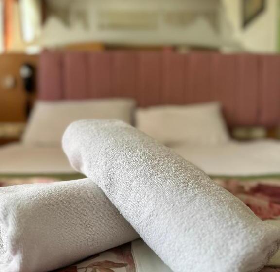 اتاق لوکس با چشم‌انداز دریا, Divas Silver