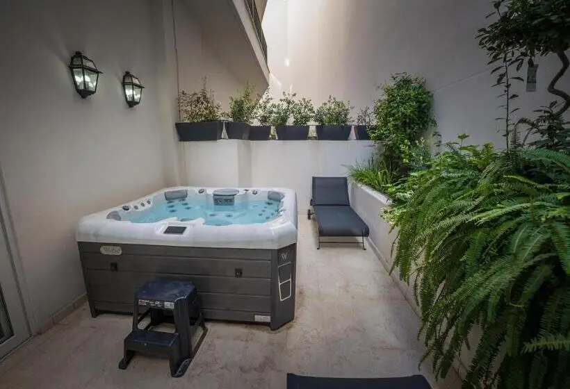 اتاق لوکس با وان آب گرم, Holm Boutique & Spa Ik Collection