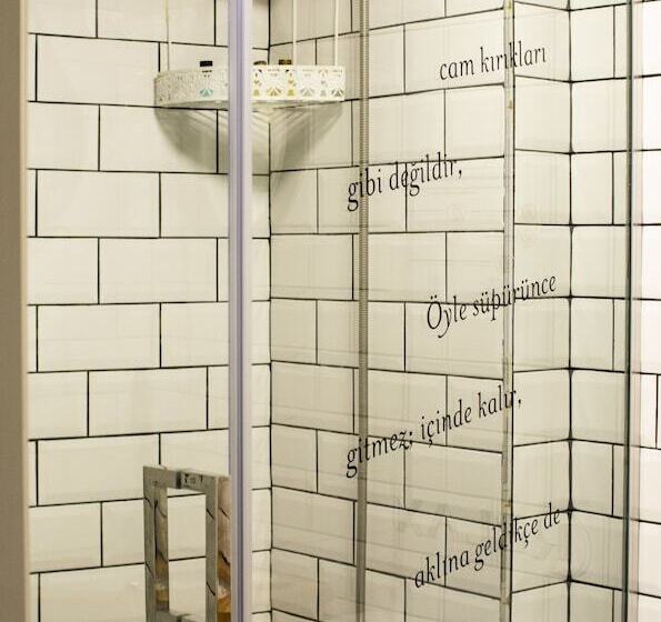 اتاق اکونومی یک تخته, Hot Budget