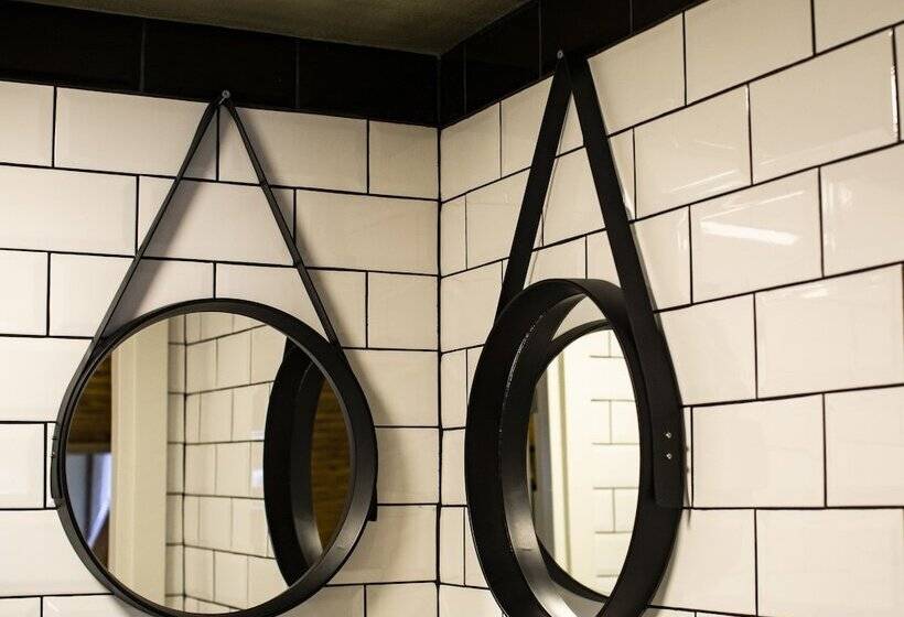 اتاق اکونومی یک تخته, Hot Budget