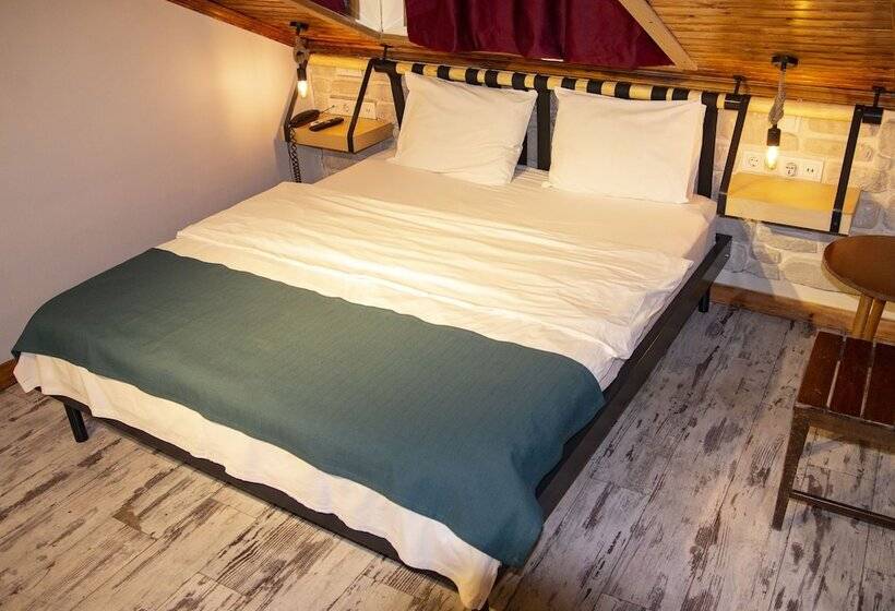 اتاق اکونومی یک تخته, Hot Budget