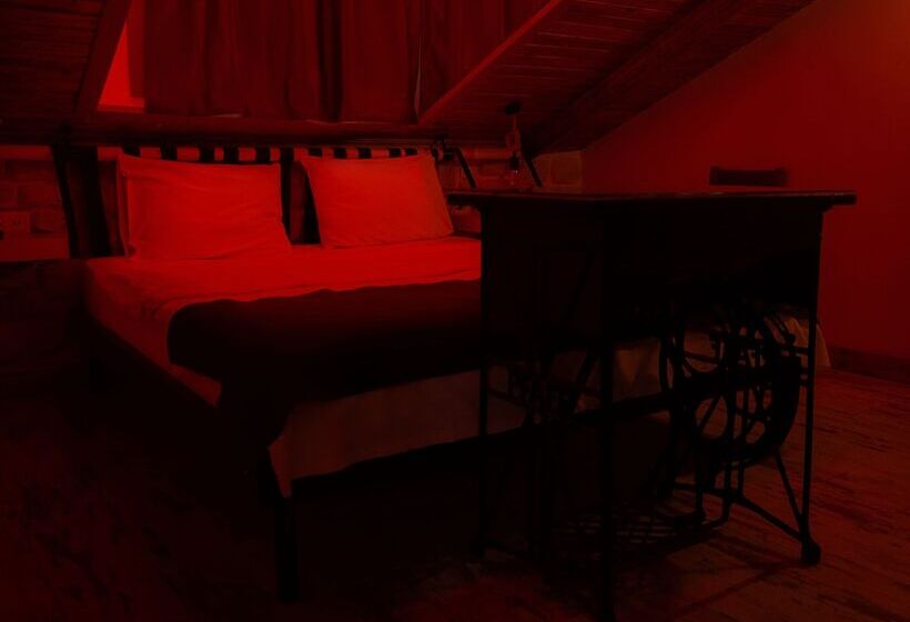 اتاق اکونومی یک تخته, Hot Budget